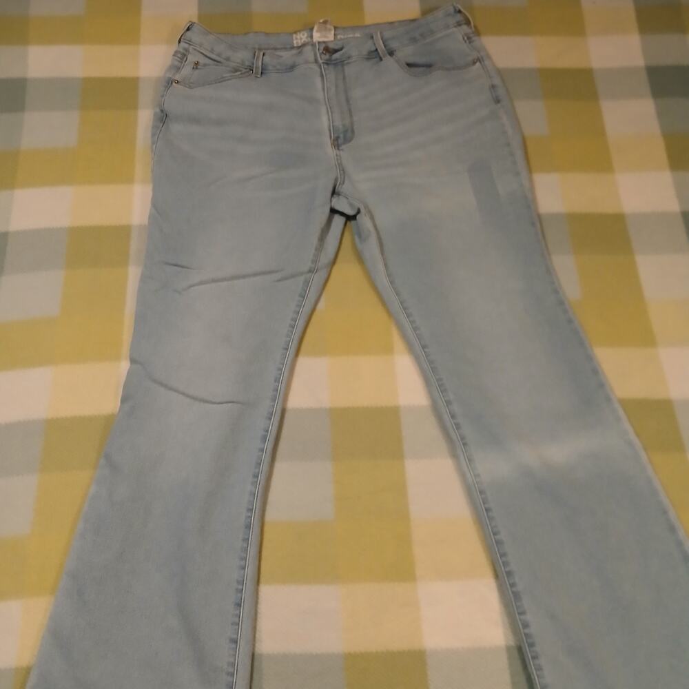 No Boundaries Women's Stretch Mid-Rise Boot Cut Jeans, Light Wash, Size 18